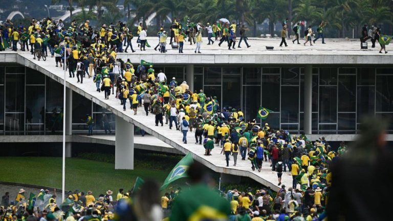 Brasil: Policía recupera control del Congreso, Palacio Presidencial y Tribunal Supremo tras asalto bolsonarista