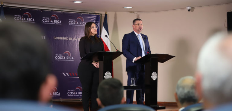 Presidente Rodrigo Chaves acusa a medios de comunicación de tener "sicarios políticos"