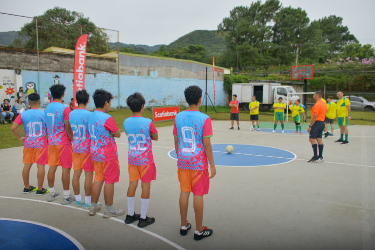 Menores de Aldeas Infantiles SOS en Santa Ana estrenan nueva cancha multiusos