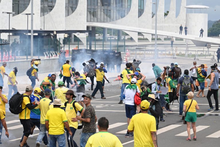 Policía de Brasil libera a 600 personas acusadas de participar en el asalto a los tres poderes