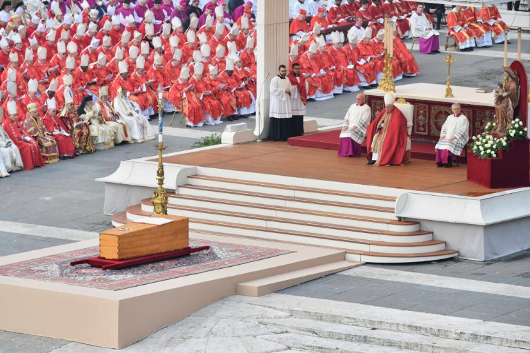 Los restos mortales de Benedicto XVI fueron sepultados en la basílica de San Pedro