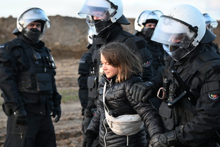 Greta Thunberg dice que "la protección del clima no es un delito" tras su detención en Alemania