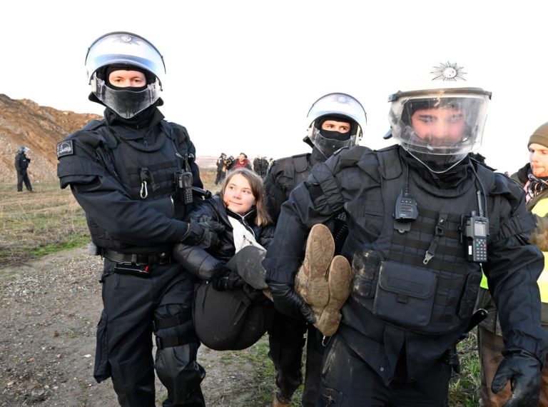 Greta Thunberg es desalojada a la fuerza por policía alemana durante las protestas contra la ampliación de una mina a cielo abierto