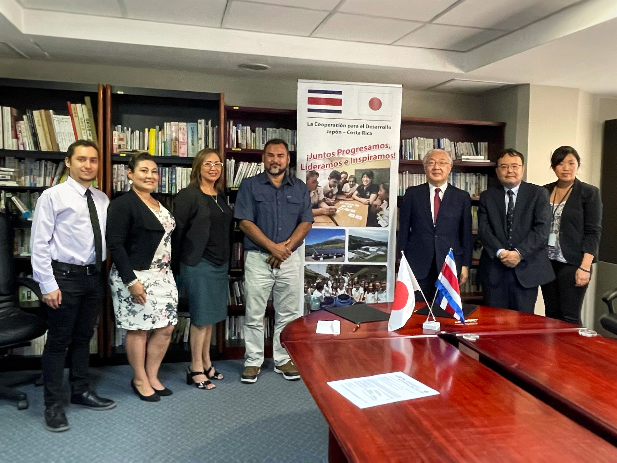 Imagen principal del artículo: Japón dona centro de Compost a Orotina y autobús escolar al Centro de Educación Especial de Grecia