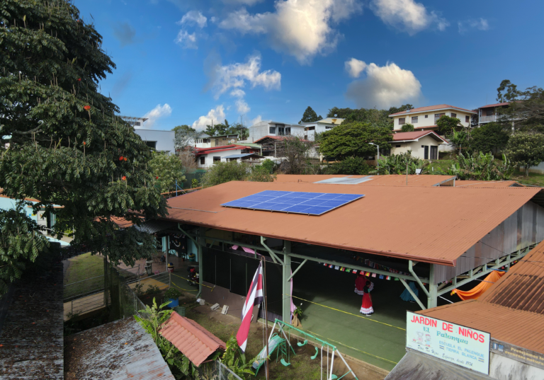 Habilitan programa para que escuelas públicas del país ganen sistema de paneles solares