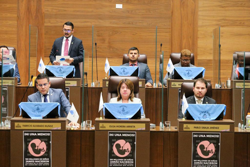 Imagen principal del artículo: Nueva República propone que impedimento de salida del país por pensión alimentaria aplique a ambas partes