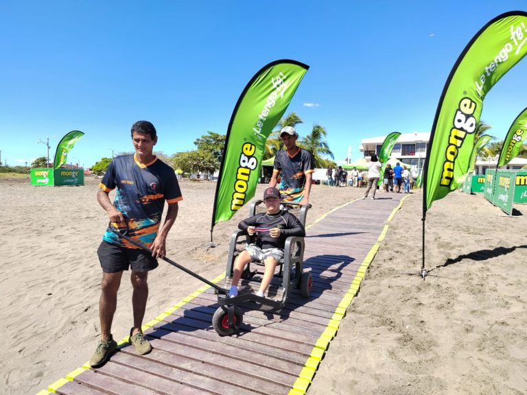 Puntarenas recibe silla anfibia y se convierte en destino turístico accesible
