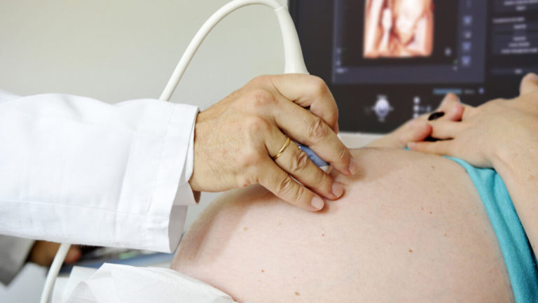 Presentan proyecto de ley para condenar con cárcel a adultos que embaracen a menores de edad