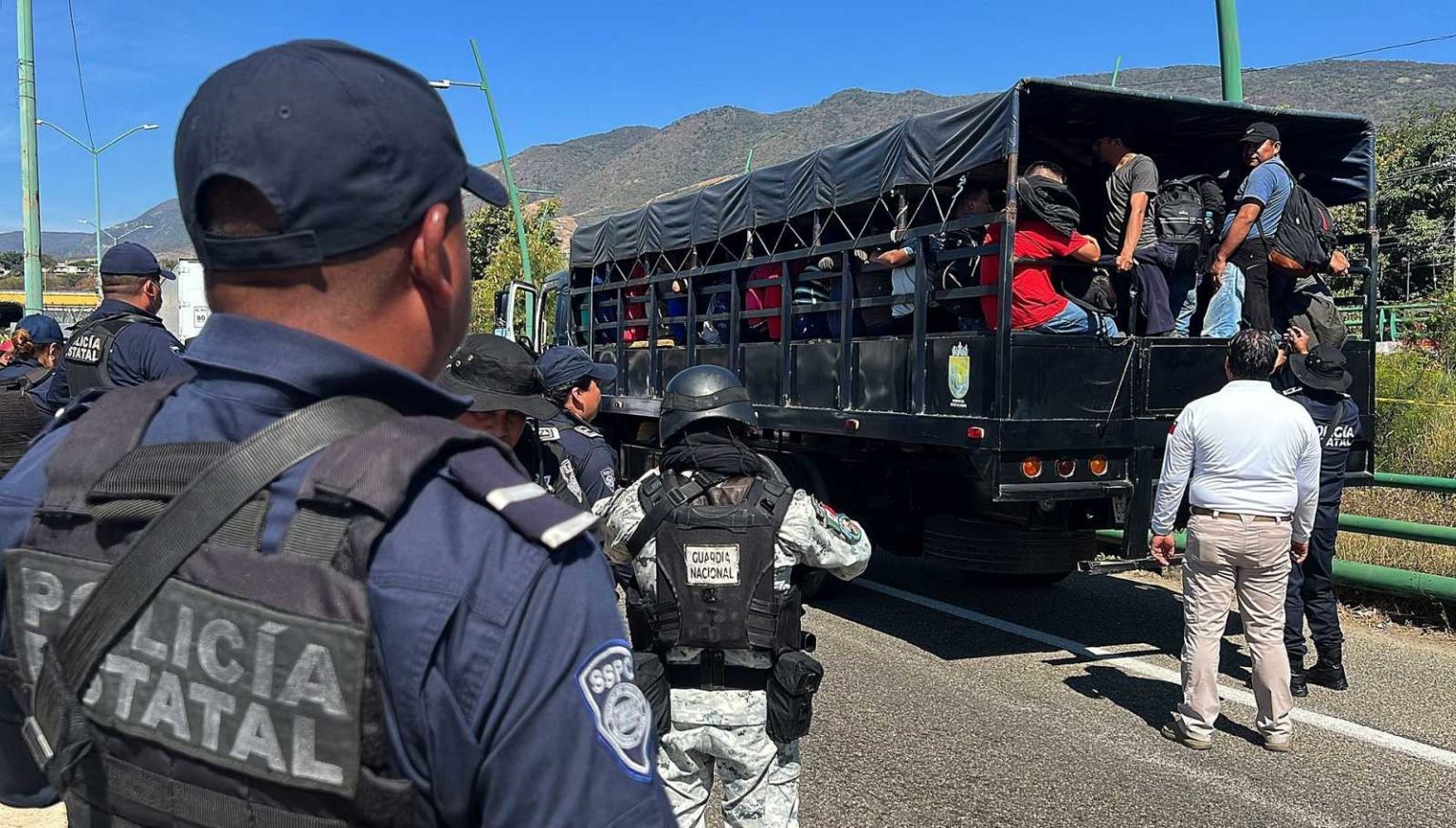 Imagen principal del artículo: Hallan 250 migrantes hacinados en el interior de un tráiler en México