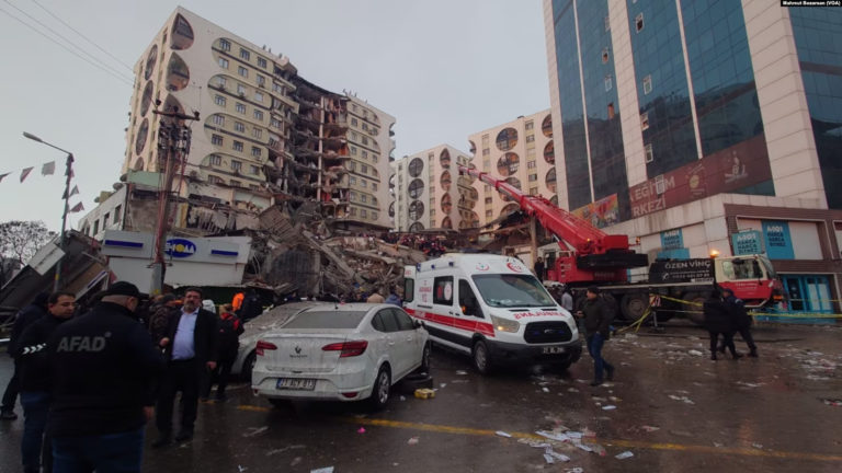 Terremoto de magnitud 7,8 en Turquía y Siria deja más de 2300 muertos