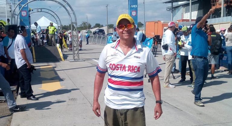 Masajista costarricense de ciclismo fue fichado por un equipo profesional de Bilbao, España