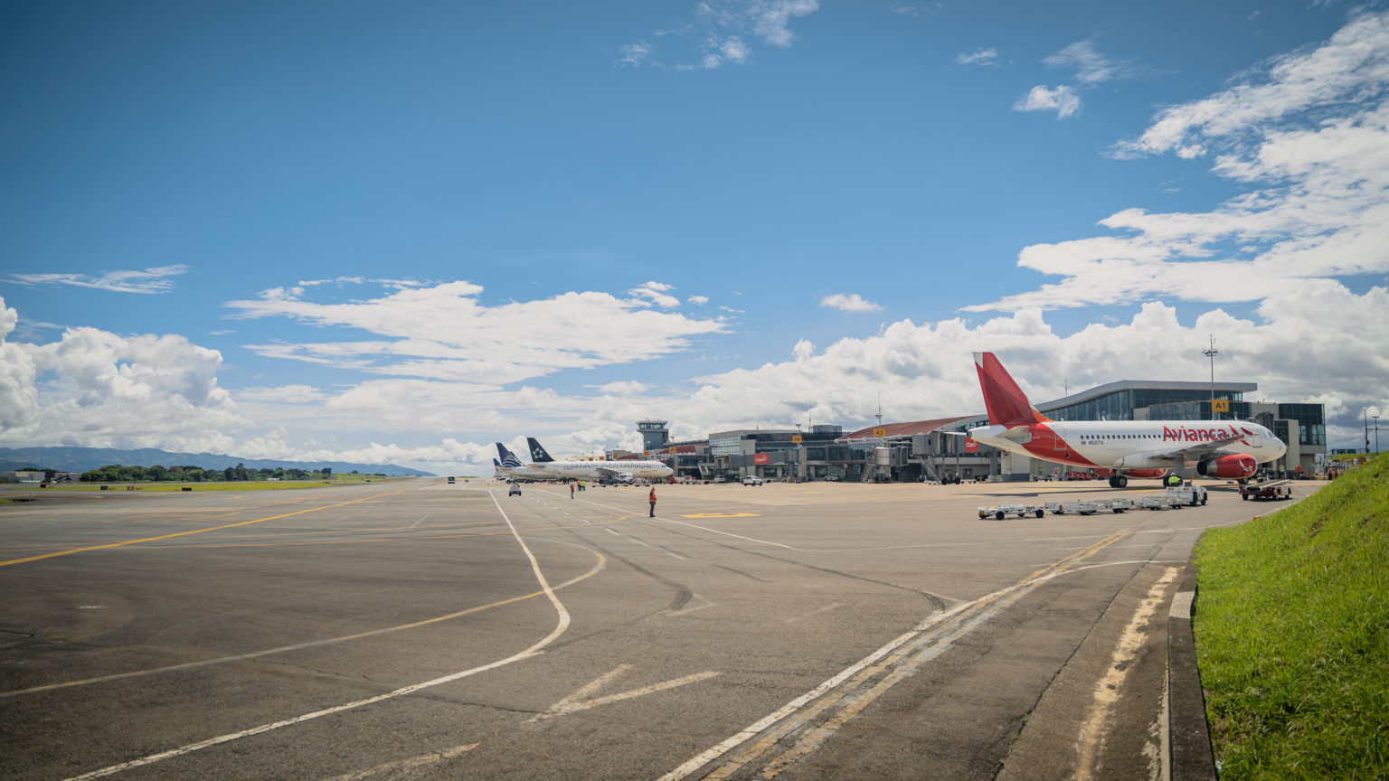 Imagen principal del artículo: La eficiencia del transporte aéreo en Costa Rica se declara en emergencia y va en caída libre