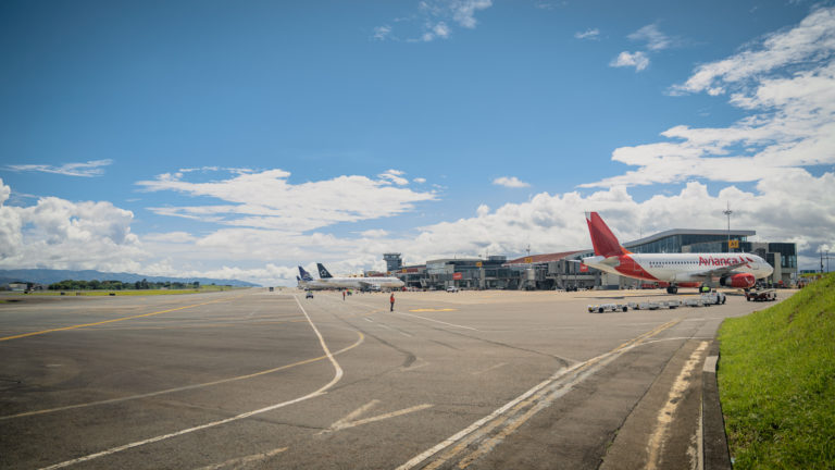 La eficiencia del transporte aéreo en Costa Rica se declara en emergencia y va en caída libre