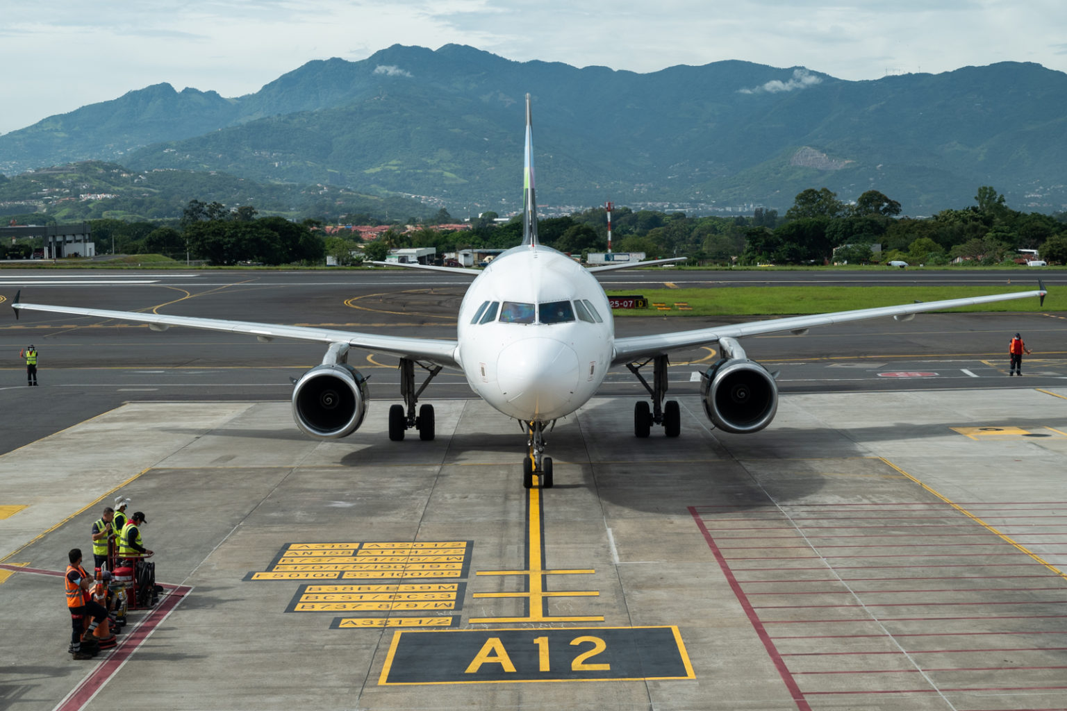 Imagen principal del artículo: Controladores aéreos irán huelga la próxima semana: sector turismo alza la voz por afectación en vuelos
