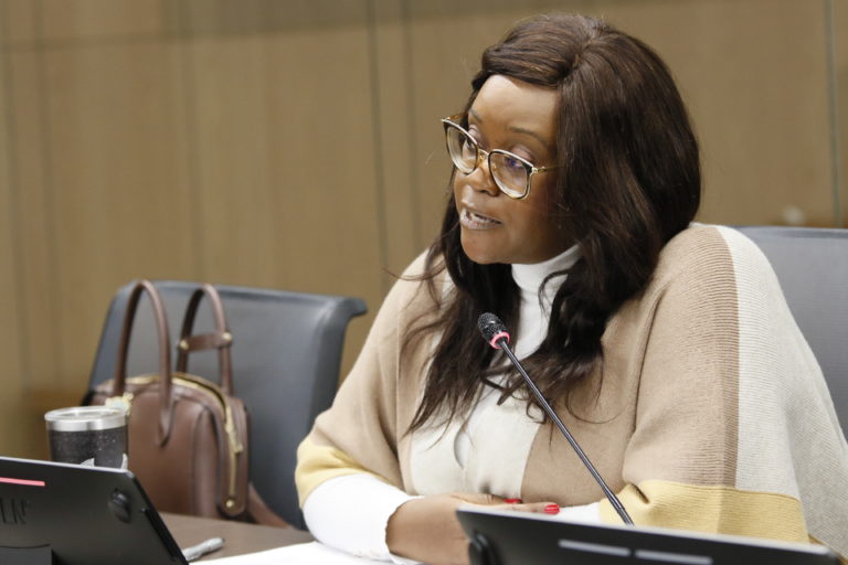 Comisión de la Mujer reprende a Defensora de los Habitantes por impedirle a funcionaria acudir a audiencia