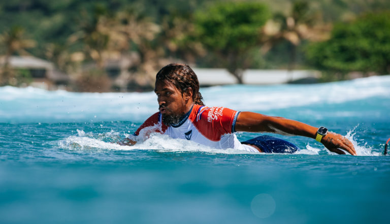 Surfista costarricense Cali Muñoz dio gran presentación ante el surfista #1 del ranking mundial