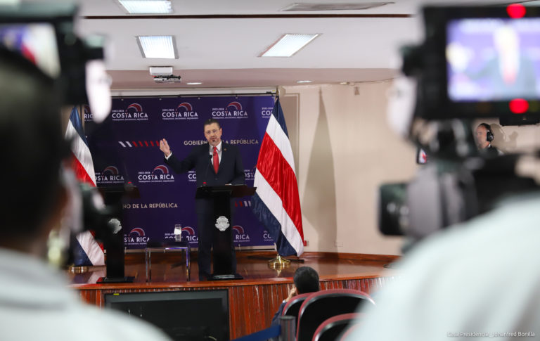 Sala IV condena al Estado por decreto de Chaves que limita libertad de tránsito de refugiados