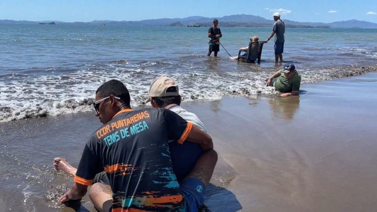 40 adultos mayores regresan a la playa gracias a alianza empresarial