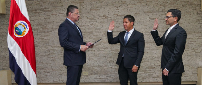 Presidente Chaves juramenta nuevos viceministros del MOPT