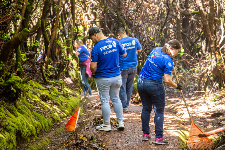 Voluntarios de FIFCO dieron mantenimiento a senderos del Volcán Poás