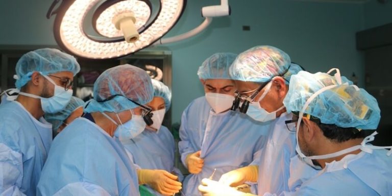 Médicos de la CCSS operan a bebé dentro del vientre de su madre