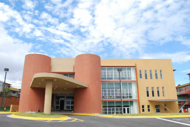 Hospital Geriátrico pide ayuda: requiere equipo especial para movilizar a pacientes críticos