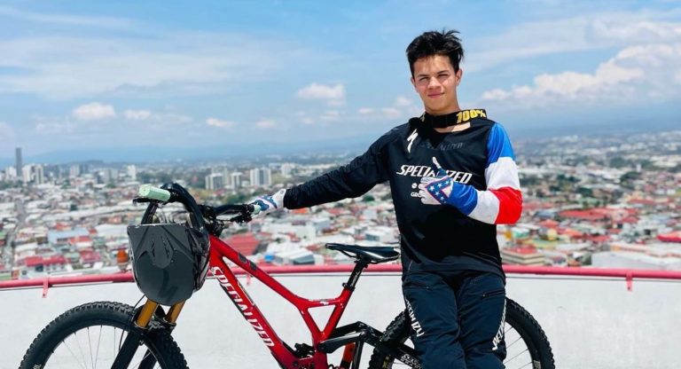 Ciclista tico Pablo Aguilar representará a Centroamérica en la carrera de downhill urbano Guanajuato Cerro Abajo de México