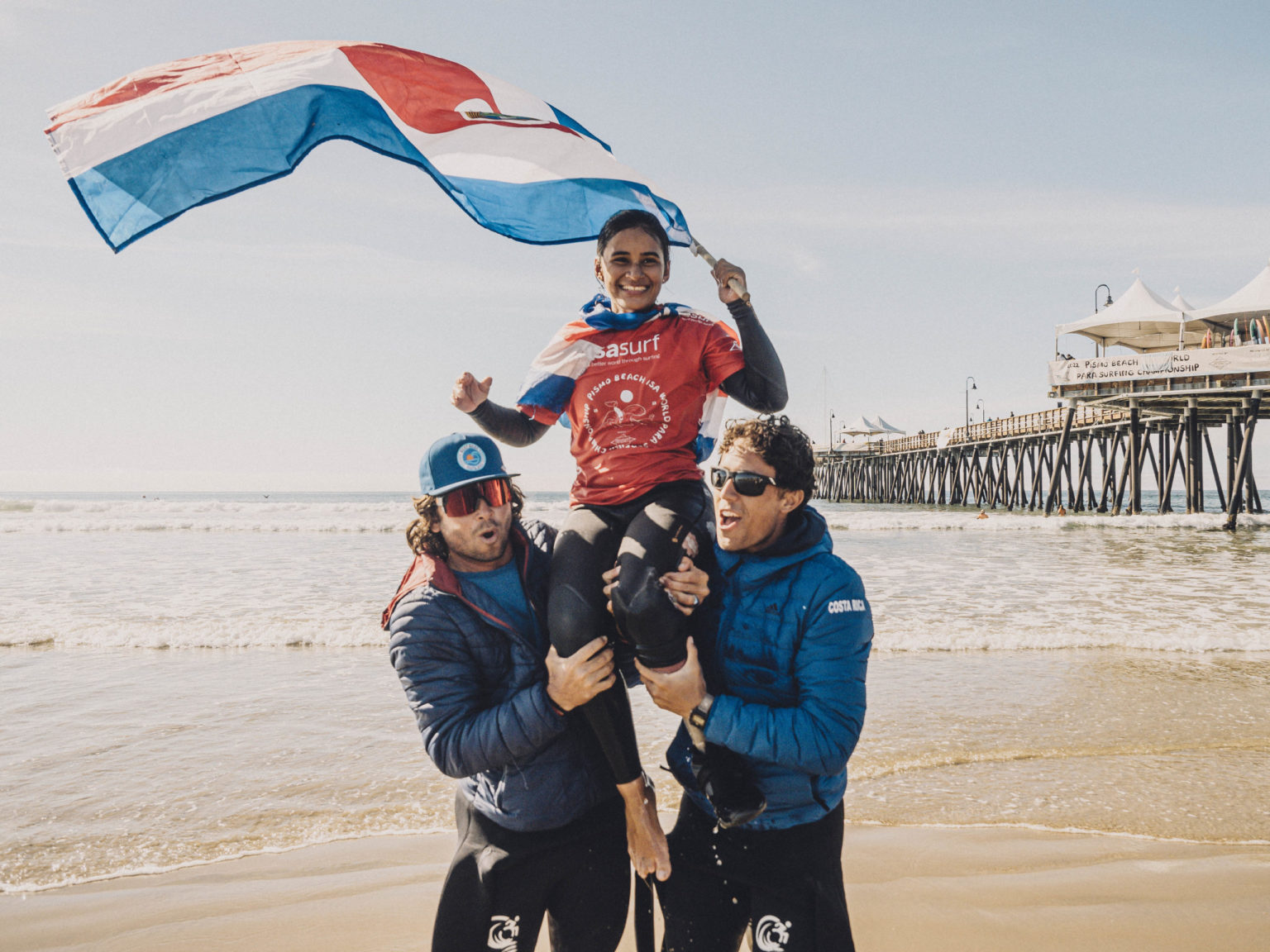 Imagen principal del artículo: Brisa Hennessy honrará a bicampeona mundial tica de surf adaptado en Portugal