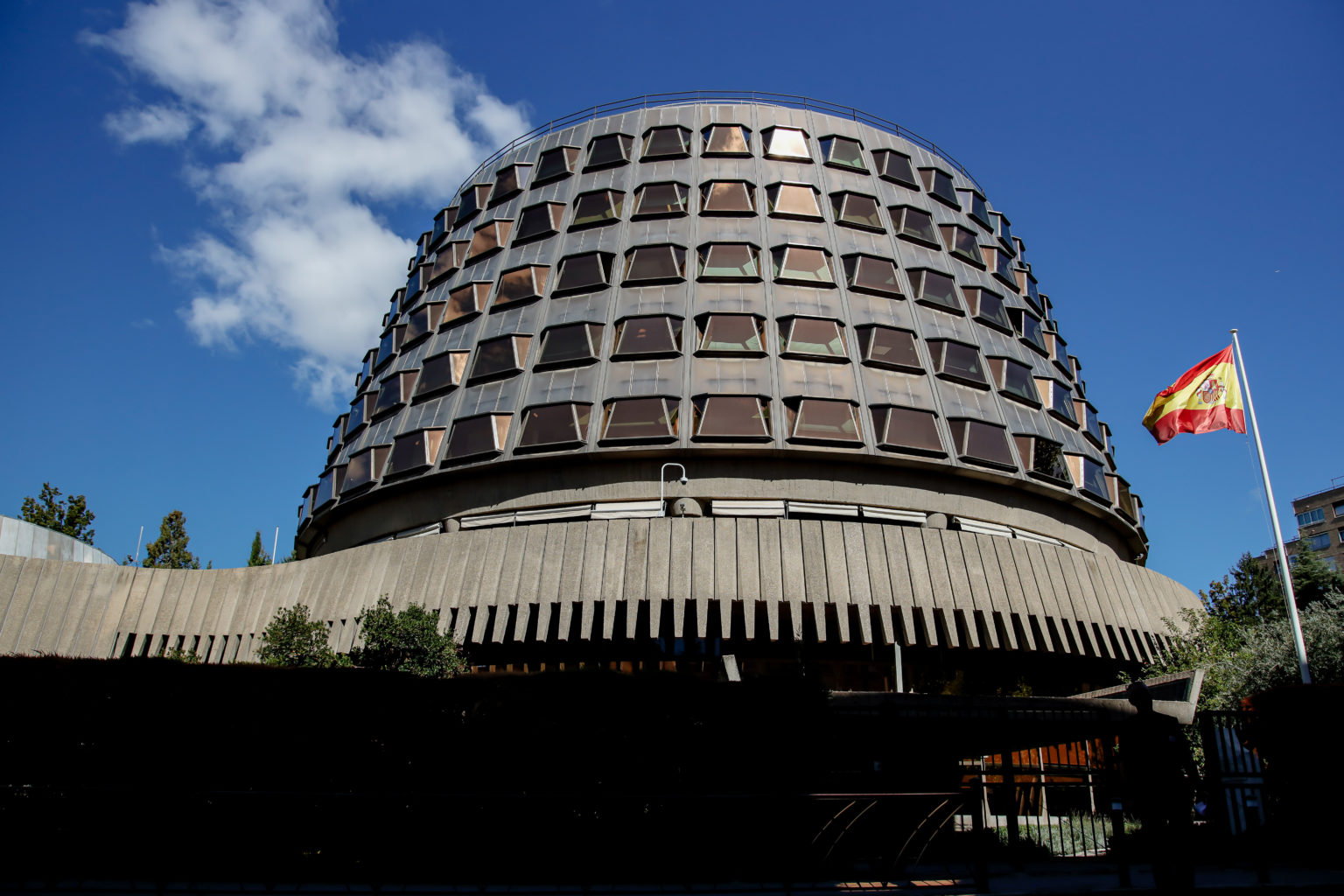 Imagen principal del artículo: Tribunal Constitucional de España avala íntegramente la Ley de Eutanasia