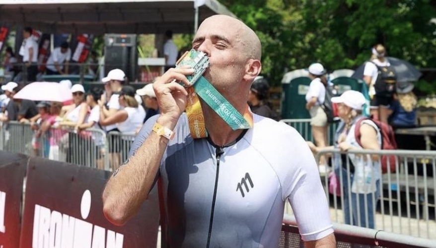 Imagen principal del artículo: Triatleta adaptado tico Andrés Gutiérrez conquista el IRONMAN 70.3 de Panamá