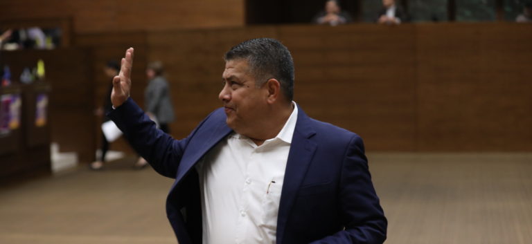 Ministro salió de la Asamblea sin pestañear