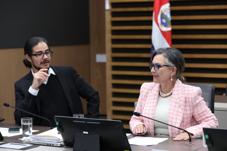Comisión avala reforma constitucional para limitar reelección de magistrados a una sola vez