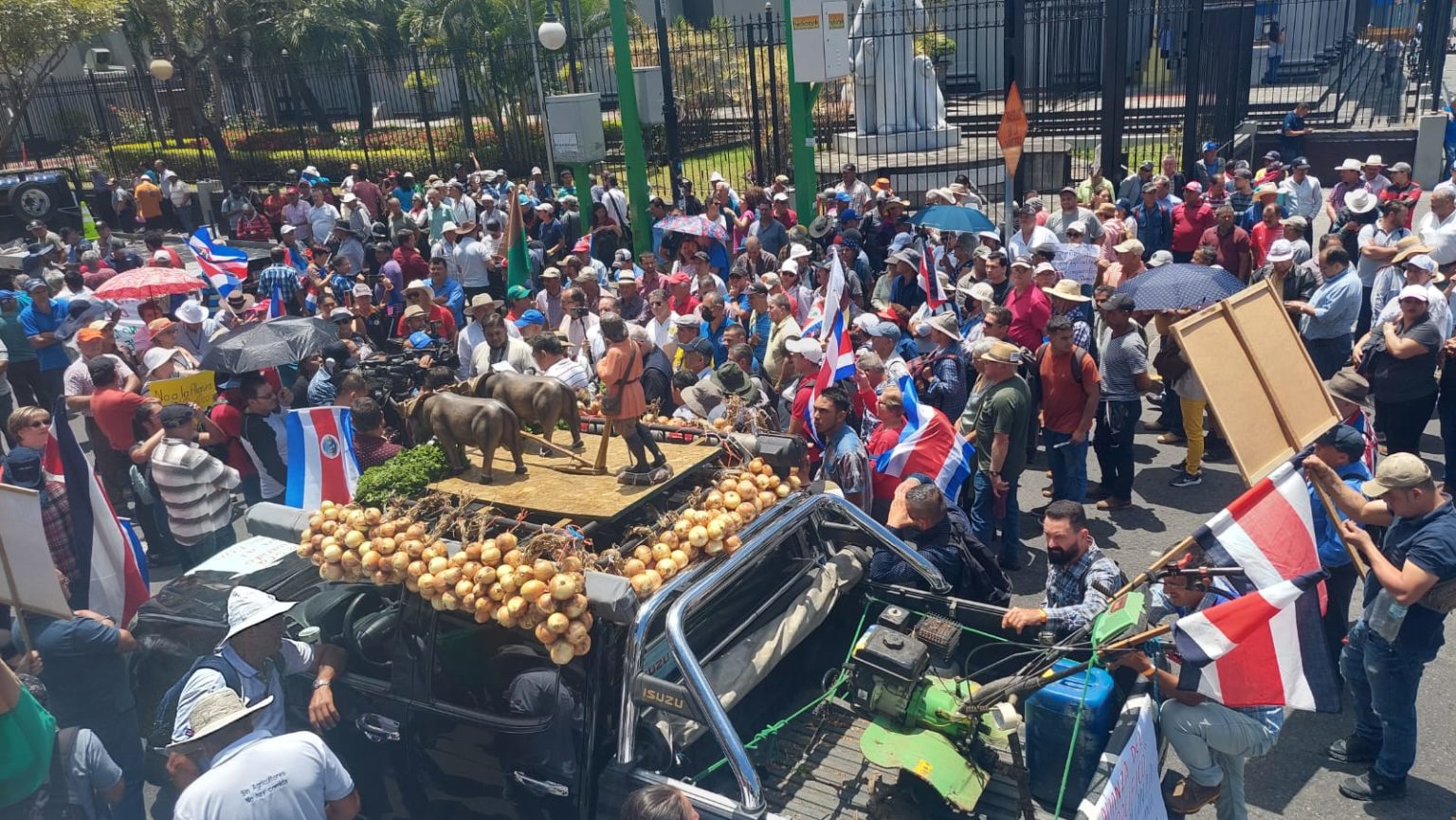 Imagen principal del artículo: Rodrigo Chaves sobre protesta de agricultores en San José: "Era un chop suey de temas"