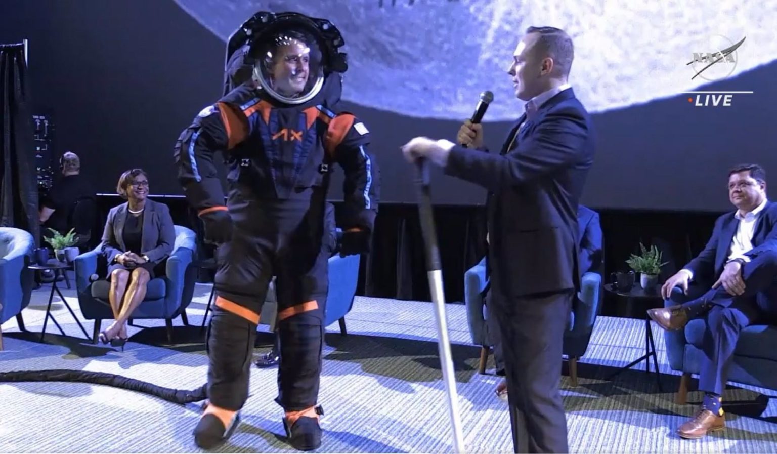 Imagen principal del artículo: NASA presentó el traje espacial para volver a pisar la Luna en 2025