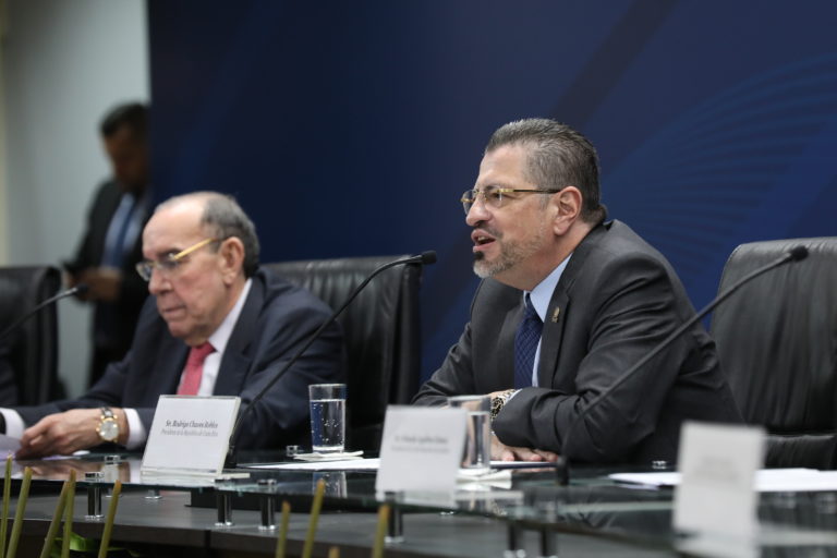 PEN: incapacidad de autoridades de negociar y cooperar es un riesgo para la democracia del país