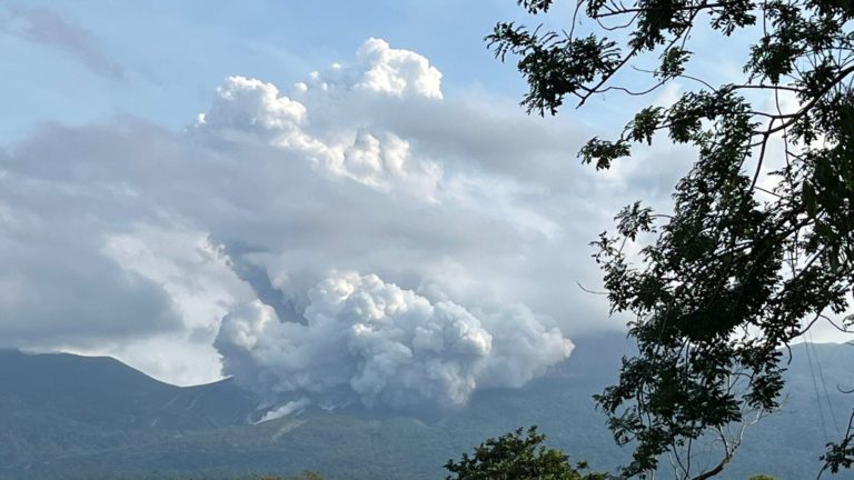 Reportan "fuerte erupción" en el volcán Rincón de la Vieja