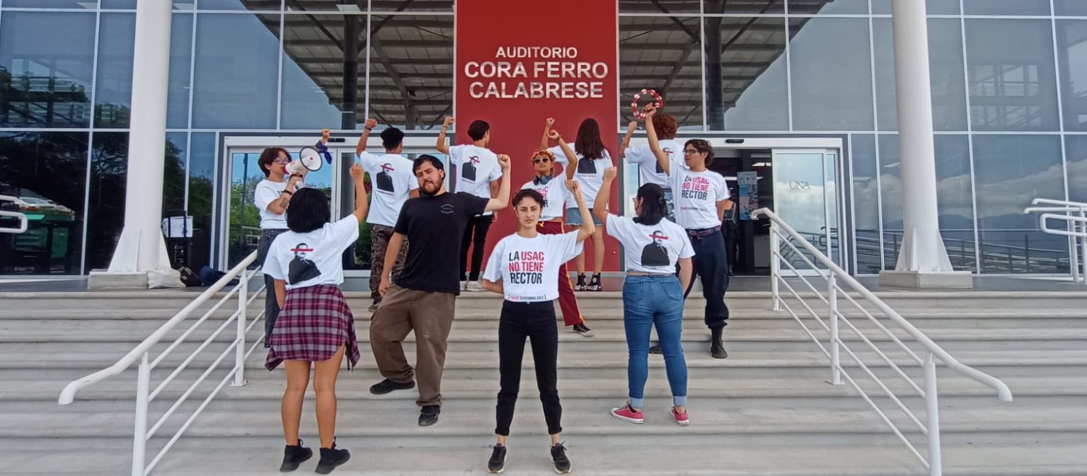 Imagen principal del artículo: Estudiantes irrumpen sesión del Consejo Superior Universitario de Centroamérica realizada en Costa Rica
