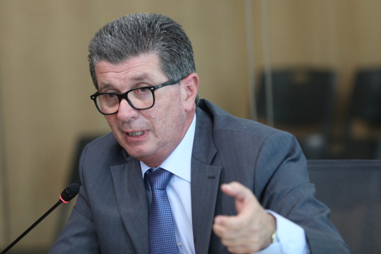 Procurador considera 'inconstitucional' congelamientos salariales indefinidos en el sector público