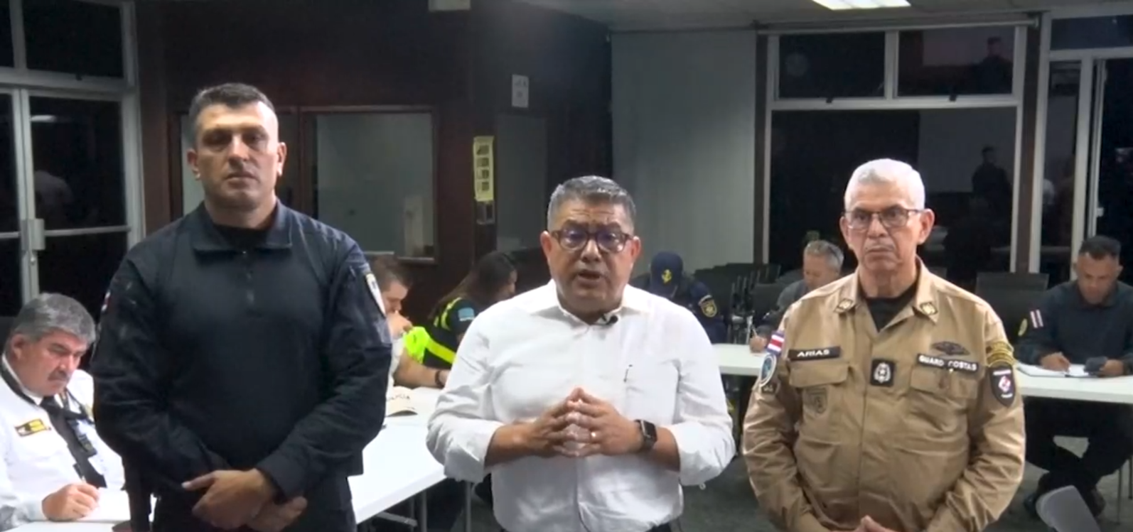 Imagen principal del artículo: Ministro Torres insiste en rol 6x4 para policías y pide dialogar este viernes