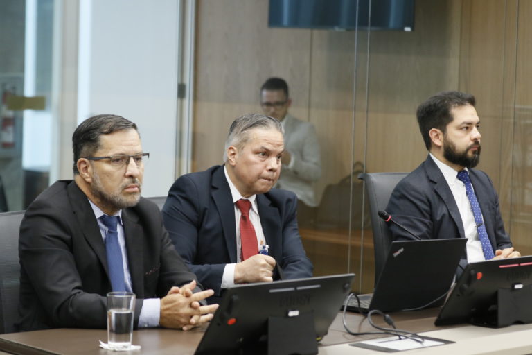 Presidente del Banco Central dice que no hay evidencia de capitales golondrina o crimen organizado en baja del dólar