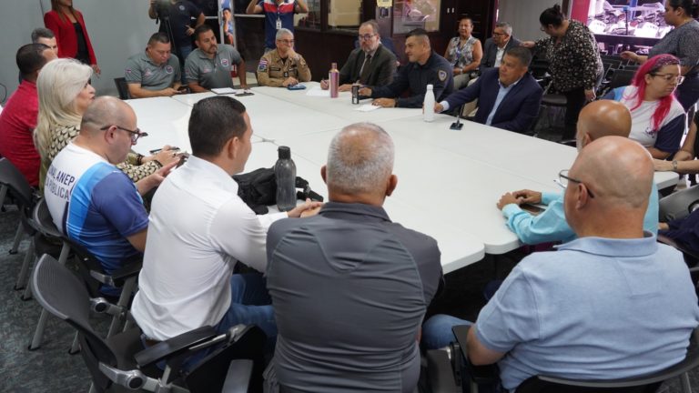 Policías deponen protestas: Gobierno echa para atrás roles 6x4