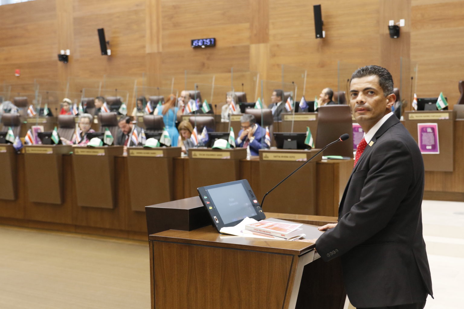Imagen principal del artículo: Declaraciones del Fiscal General tensan discusión de proyecto sobre crimen organizado: restan 237 mociones