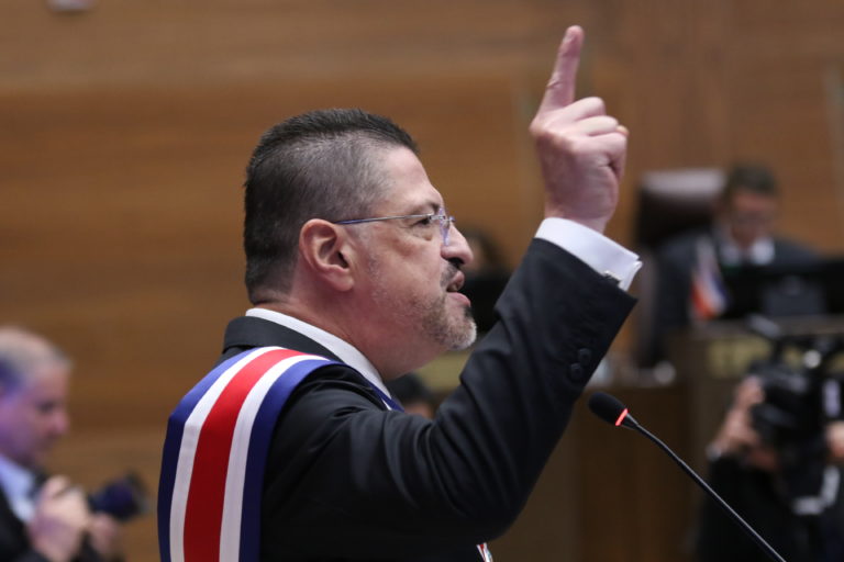 Gobierno desafiará orden del TSE de posponer cambios en frecuencias de radio y TV hasta después de las elecciones