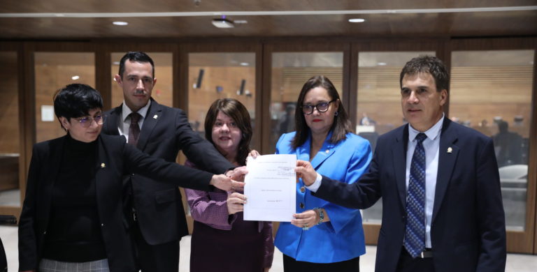 Presentan proyecto de ley hecho por ChatGPT para regular la Inteligencia Artificial