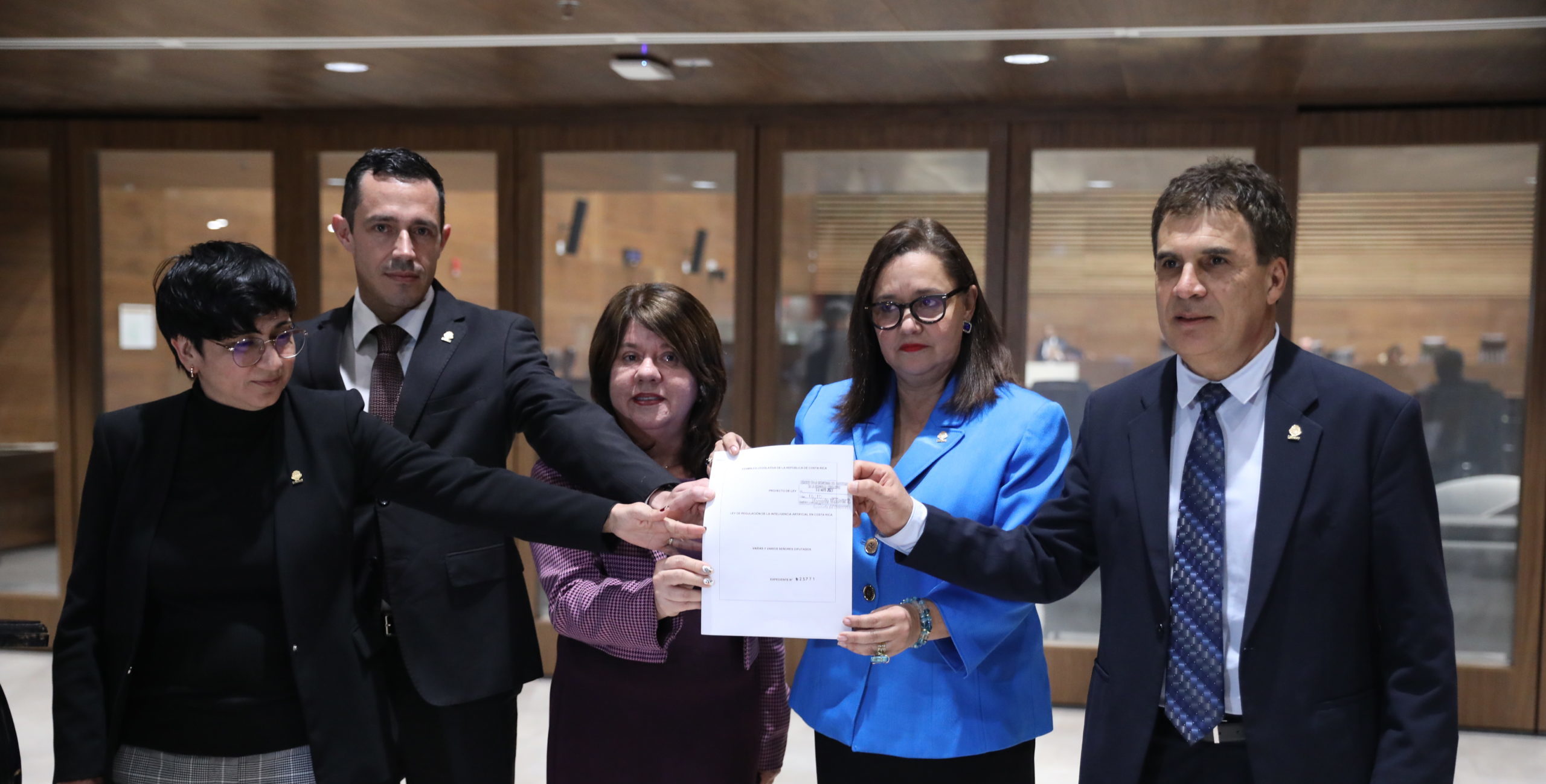 Imagen principal del artículo: Presentan proyecto de ley hecho por ChatGPT para regular la Inteligencia Artificial