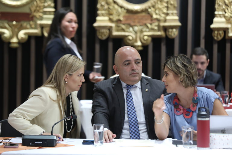PUSC, PLP y FA destacan sus resultados electorales; oficialismo y PLN guardan silencio