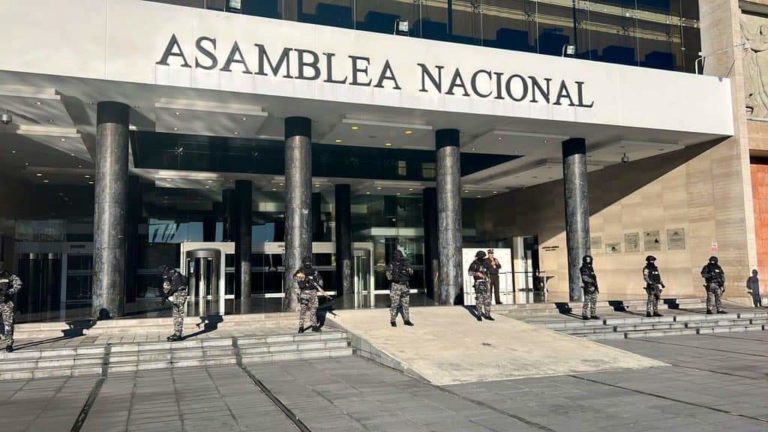 En vísperas del juicio político en su contra, Guillermo Lasso disuelve el Congreso y llama a elecciones en Ecuador