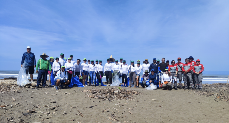 Entidades públicas y privadas se unieron para limpiar a la Playa Tivives