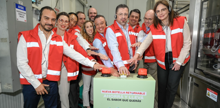 Coca Cola lanza Botella Universal que aumenta la vida útil de sus envases retornables