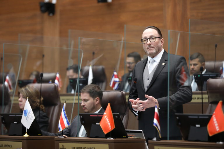 Eli Feinzaig a Rodrigo Chaves: "Es más importante la gente que las encuestas"